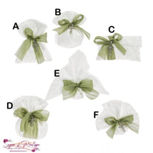 Sacchetti bianchi ricamati con crocetta